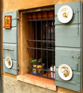finestra, piatti, grata, vaso, inferriata, pianta, legno, vasi, muro, ferro, imposte, fiori, ceramiche, davanzale, ante
