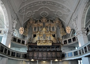 organo, lampadari, chiesa, statue, canne, colonne, dorato, archi, oro, volta, balaustra, bianco, dipinti, interno, stucchi, soffitto