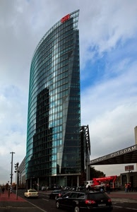 grattacielo, automobili, strada, nuvole, finestre, auto, vetri, vetro, lampioni, macchine, cielo