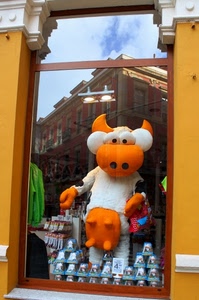 vetrina, mucca, riflesso, arancione, palazzo, bianco, pupazzo, finestra, vetro, arancio