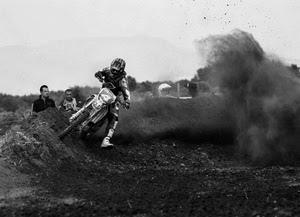 motocross, moto, bianconero, terra, motociclista, polvere, motocicletta, pista, casco, spettatori, persone, nuvola, sterrato, gara, sport