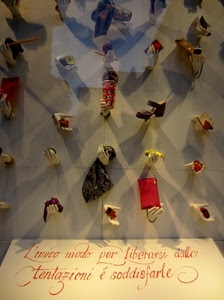 mani, vetrina, borsa, scarpa, scritta, frase, scarpe, borsetta, colori, riflesso, negozio