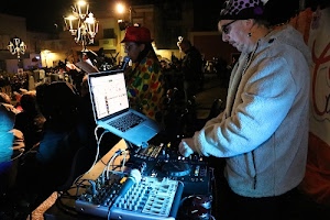 dj, computer, luci, lampioni, persone, consolle, musica, occhiali, microfono, strumenti, uomo, tastiere, tastiera, lampadari, schermo, pulsanti, fili, sera, cavi