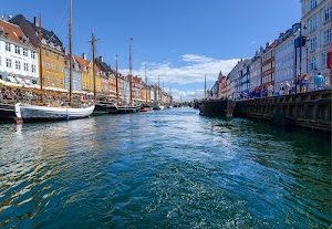 canale, barche, case, alberi, acqua, nuvole, azzurro, cielo, tetti, colori, finestre, persone, passanti, albero, abbaini, porto, bianco, vela, fiume, imbarcazioni
