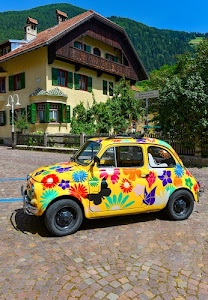casa, fiori, cinquecento, auto, giallo, alberi, farfalle, finestre, ruote, automobile, colori, lampione, macchina, rosso, disegni, strada, fiat, dipinta, comignoli, gialla