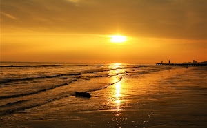 sole, mare, tramonto, cielo, spiaggia, onde, riflesso, giallo, orizzonte, pontile, molo, acqua, dorato, nero, nuvole, sabbia, riflessi, tronco, oro, persone