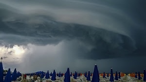 ombrelloni, nuvole, spiaggia, cielo, blu, nuvoloni, maltempo, perturbazione, temporale, grigio, mare, chiusi, nero, rosso, sdraio, tempesta, sedie