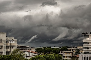 alberi, nuvole, palazzi, case, cielo, balconi, antenne, tetti, grigio, finestre, maltempo, perturbazione, verde, città, temporale, nuvoloni, nero, tempesta, panorama
