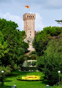 alberi, bandiera, torre, lampioni, verde, fontana, giardino, aiuola, merli, cielo, prato, parco, nuvole, giallo, aiuole, fiori, croce