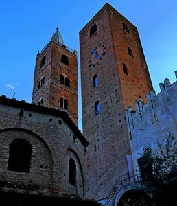 orologio, campanile, finestre, torre, merli, cielo, archi, azzurro, bifore, torri, mattoni, tetto, lancette, mura