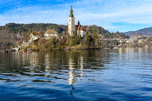 campanile, acqua, lago, alberi, case, azzurro, cielo, isola, chiesa, riflesso, nuvole, paese, riflessi, collina, bosco