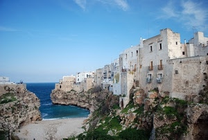mare, spiaggia, cielo, rocce, case, acqua, azzurro, finestre, scogli, insenatura, blu, scogliera, erba, scorcio, nuvole, roccia, paese, panorama, puglia