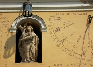meridiana, statua, madonna, lampione, numeri, ombra, arco, bambino