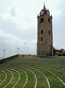 campanile, lampioni, croce, verde, orologio, curve, torre, cielo, erba, linee, nuvole, finestre, prato, orologi
