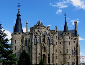 finestre, castello, nuvole, torri, croce, cielo, chiesa, guglie, albero, croci, banderuola, lampione, comignoli, alberi