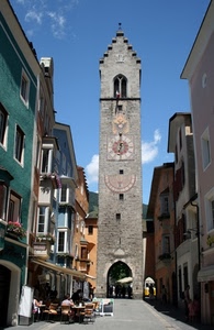 campanile, orologio, meridiana, strada, tavolini, case, torre, arco, finestre, sedie