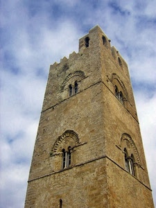 torre, finestre, nuvole, cielo, bifore, merli, archi, mattoni