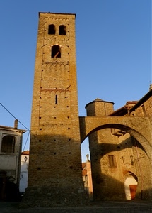 torre, finestre, arco, campanile, cielo, scorcio, azzurro, paese, borgo, ombre, ombra