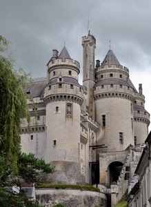 castello, torri, merli, finestre, nuvole, verde, albero, alberi