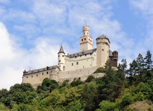 nuvole, castello, torri, alberi, verde, cielo, finestre, bandiera, merli, tetti, azzurro, piante, torre, bosco