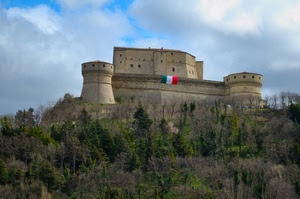 bandiera, castello, alberi, torri, nuvole, cielo, tricolore, verde, rosso, fortezza, finestre, bosco, bianco