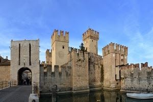 castello, torri, merli, acqua, arco, cielo, ponte, fossato, porta, sirmione, azzurro, barca, ingresso, torre, nuvole, mura