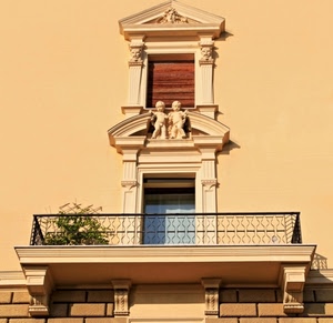 balcone, finestra, ringhiera, putti, giallo, pianta, porta, statue, palazzo, statua, finestre, muro