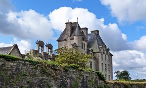 nuvole, castello, cielo, muro, torri, verde, abbaini, finestre, alberi, piante, mura, tetti, albero