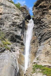cascata, acqua, rocce, roccia, cielo, nuvole, verde, piante, montagna, erba, gola, natura, azzurro, cascate, ruscello, bianco