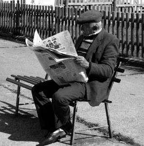 panchina, giornale, anziano, staccionata, bianconero, cappello, leggere, uomo, giacca, quotidiano, ombra, legge, lettura, anziani, seduto, ombre