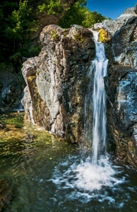 cascata, acqua, rocce, alberi, verde, piante, roccia, bianco, schiuma, ruscello, fiume, cielo, muschio, montagna