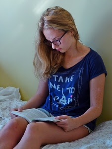 libro, occhiali, blu, ragazza, leggere, seduta, legge, lettura, capelli, letto, bionda, maglietta