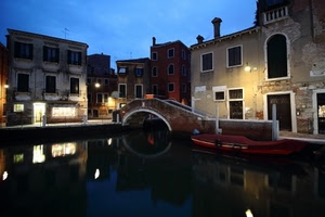 ponte, luci, case, barca, acqua, riflessi, finestre, comignoli, venezia, canale, porte, riflesso, cielo, notte, notturno, palazzi, azzurro