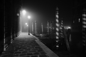 venezia, bianconero, lampioni, pali, nebbia, canale, notte, luci, lampione, marciapiede, notturno