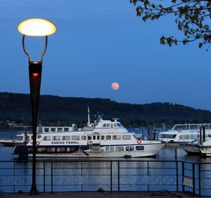 lampione, luna, lago, acqua, barche, mare, ringhiera, cielo, battello