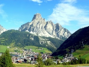 montagna, verde, cielo, case, alberi, nuvole, montagne, paese, panorama, cima, boschi, bosco, borgo, rocce, roccia, azzurro