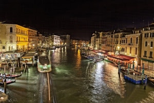 canale, barche, venezia, luci, gondole, acqua, notturno, notte, riflessi, case, finestre, vaporetto, palazzi, traghetto, mare, riflesso