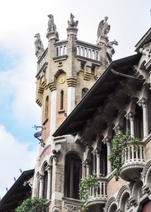 balconi, colonne, statue, finestre, torre, archi, palazzo, cielo, animali, piante, nuvole, tetto, liberty