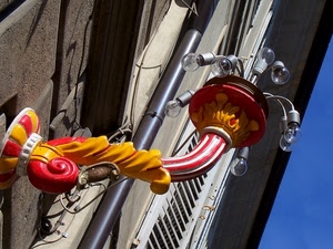 giallo, lampadine, lampione, rosso, palazzo, persiane