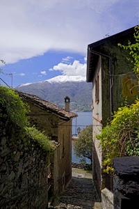 nuvole, vicolo, cielo, montagna, case, verde, comignolo, acqua, scorcio, piante, neve, montagne, lago, lampione, paesaggio, strada, paese, albero, camino, alberi
