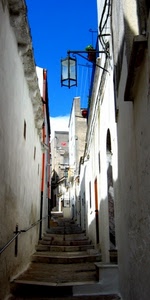 vicolo, lampione, bianco, gradini, porte, azzurro, scale, cielo, borgo, scala, palazzi, corrimano, scalini, ombre, strada, scalinata