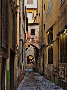 vicolo, lampione, bicicletta, paese, grate, finestre, strada, scorcio, scritte, case