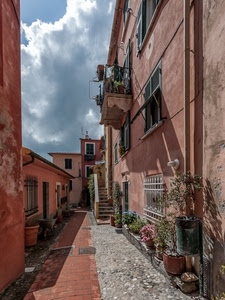 vicolo, nuvole, balcone, vasi, scala, fiori, finestre, cielo, palazzi, case