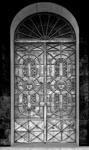 porta, arco, portone, bianconero, grigio, nero, incisioni, metallo, geometrie, volti