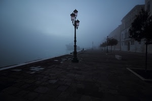 nebbia, lampione, alberi, mare, nave, case