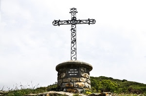 croce, erba, pietre, verde, ferro, metallo, cielo, targa, nuvole, piedistallo, sassi, lapide