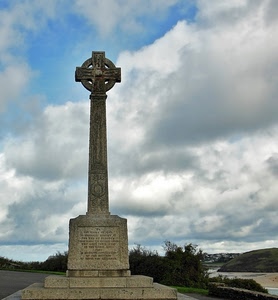 nuvole, croce, monumento, cielo, piante, colonna, alberi