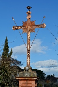 croce, cielo, alberi, ferro, azzurro, lance, nuvole, piedistallo, crocifisso, rami