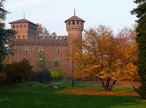 castello, torre, prato, alberi, albero, foglie, verde, autunno, lampioni, giallo