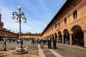 lampione, piazza, portici, colonne, persone, gente, archi, portico